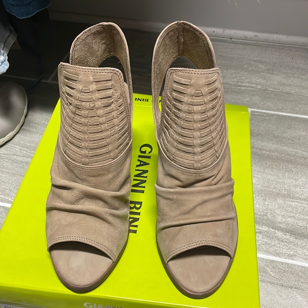 Gianni bini tan heeled Sandals